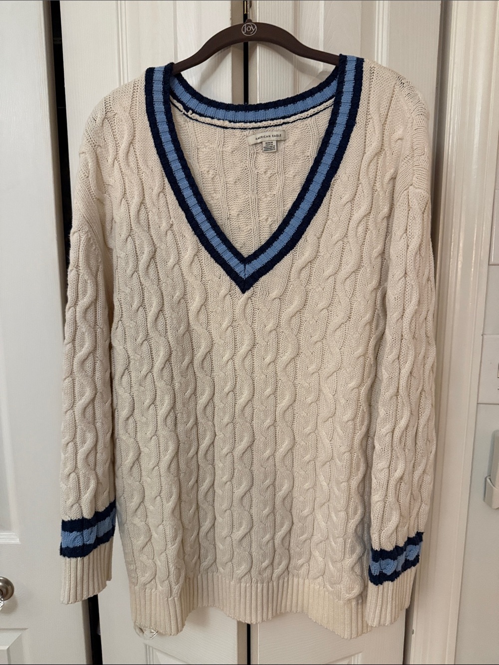 American Eagle Cable Knit V-Neck Sweater with Blue Trim - Women Medium